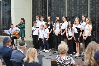 Blue Art School Children's Choir sings "Light a Candle"