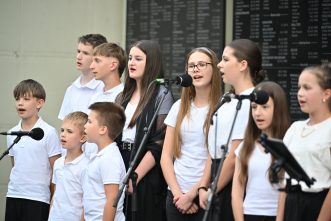 Blue Art School Children's Choir sings "Light a Candle"