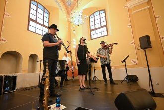 Kaschauer Klezmer band perform in the Old Synagogue