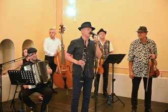 Kaschauer Klezmer band perform in the Old Synagogue