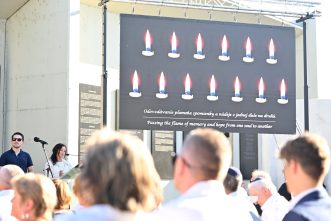 Lighting of the Memorial Candles by students from Leonard Stöckel High School